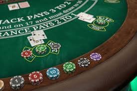 Antarmuka aplikasi mobile ubertoto menampilkan sportsbook, live dealer, dan pilihan slot
